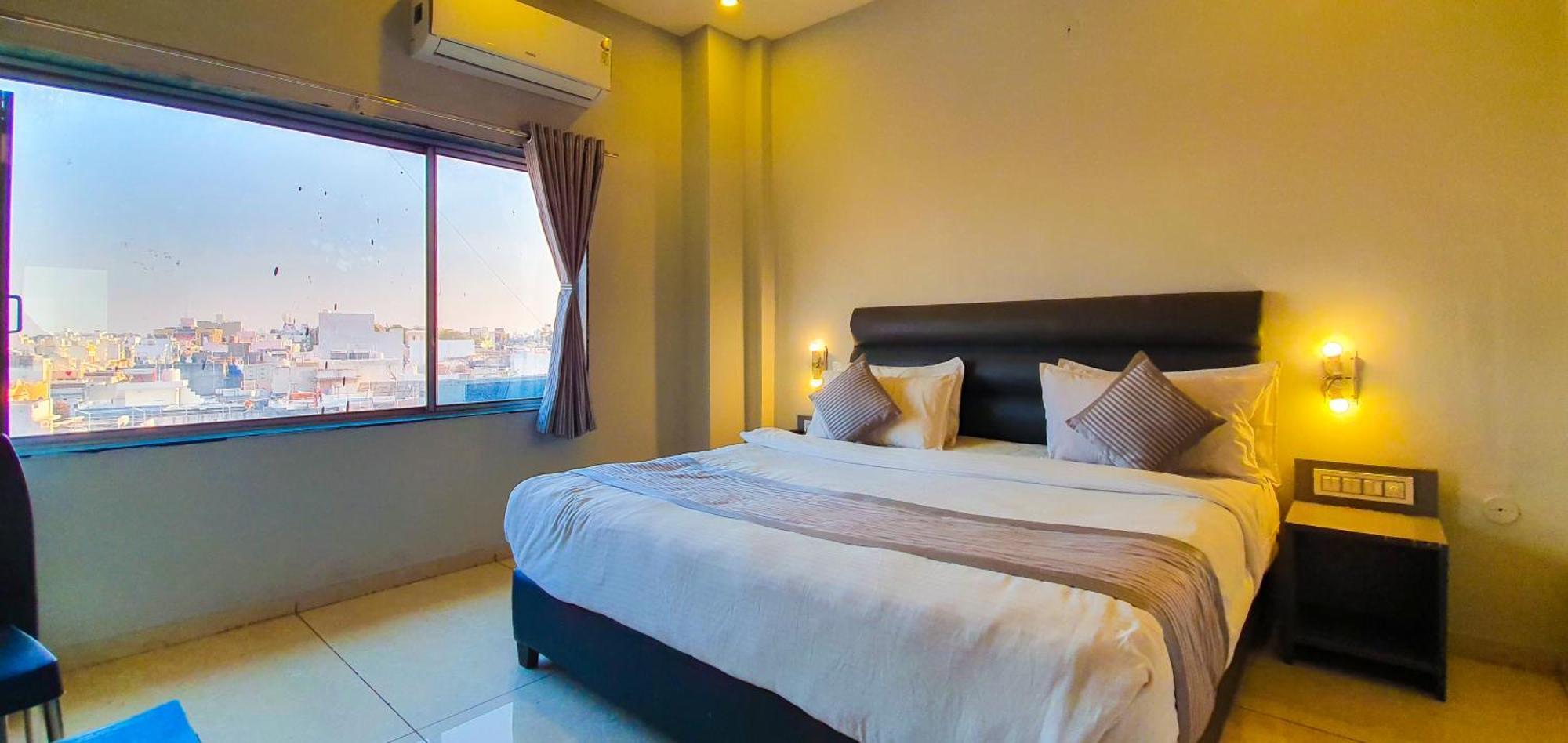 Nova Hotel New Crossroad Rádzskot Kültér fotó